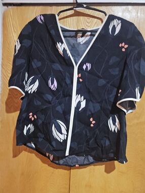 kate spade Black Floral V-Neck Short Sleeve Blouse with White Trim